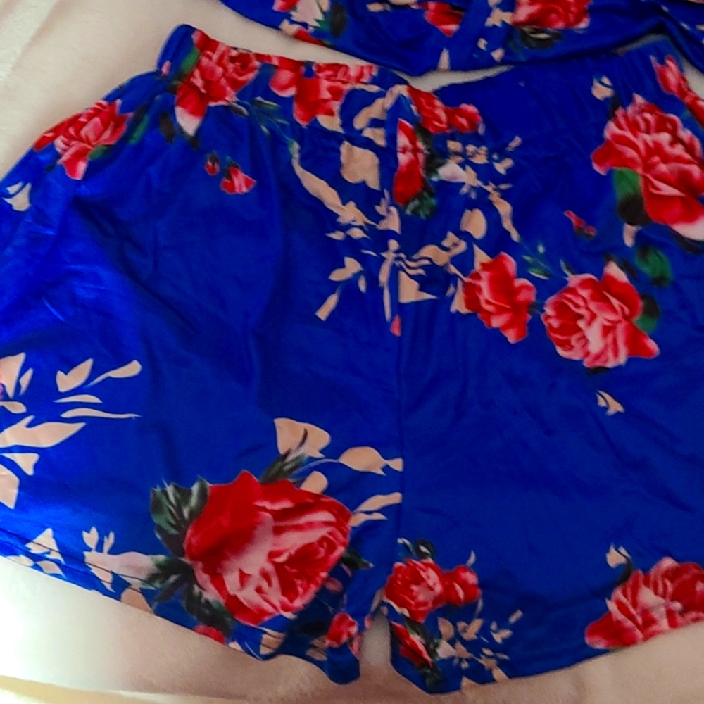 Sold 2pc short set blue floral  perfect  for going on vacation  or beach wear .